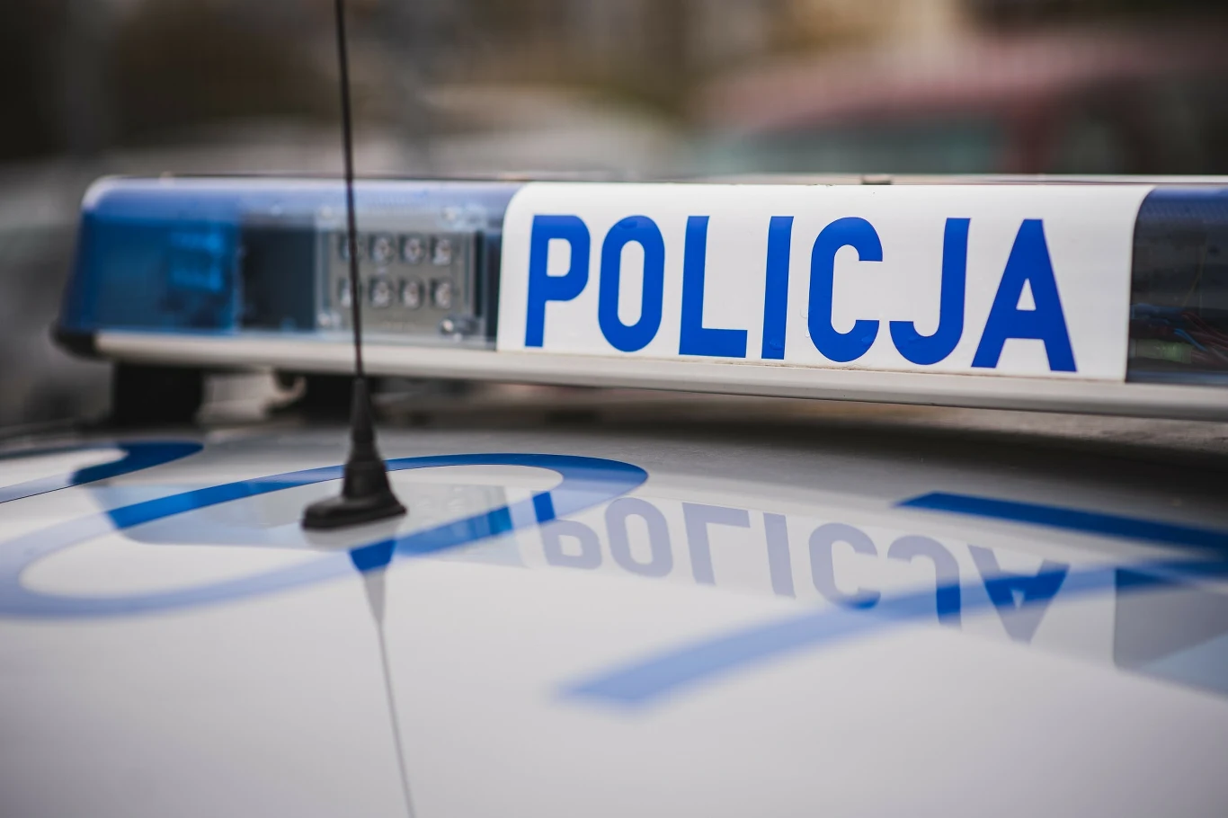 Agresywny mężczyzna wyjął służbową broń z kabury policjanta i zaczął strzelać Agresywny mężczyzna wyjął służbową broń z kabury policjanta i zaczął strzelać