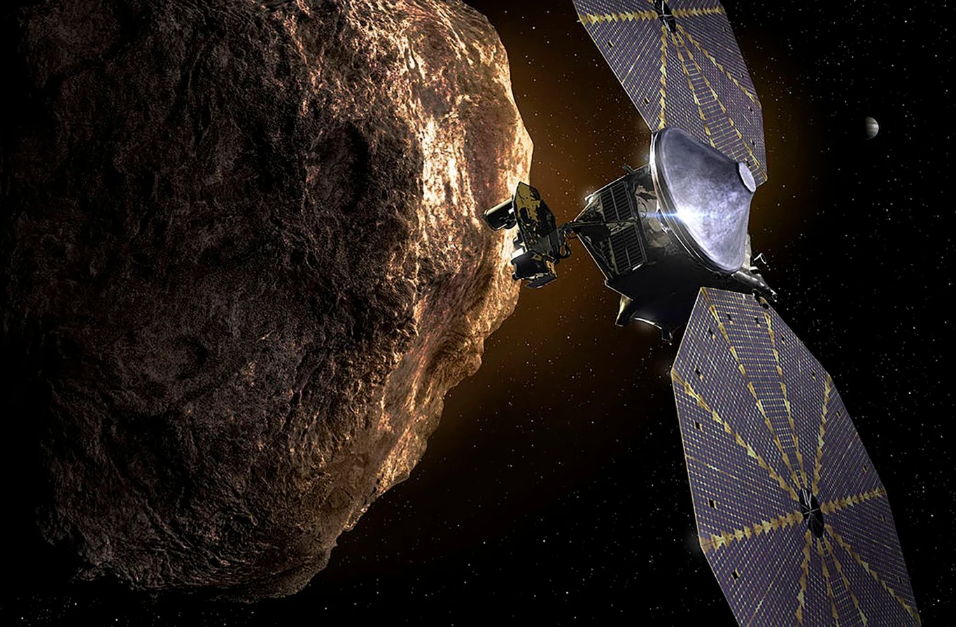 Wizja artystyczna sondy NASA Lucy zbliżającej się do asteroidy Wizja artystyczna sondy NASA Lucy zbliżającej się do asteroidy