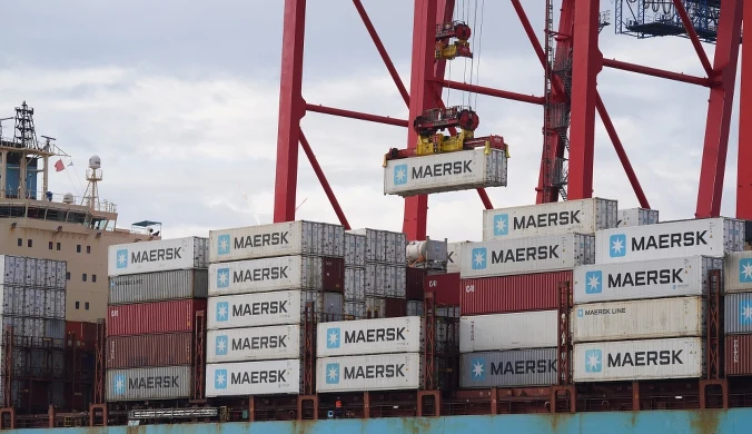 Maersk, globalny gigant branży kontenerowej, ogłosił tymczasowe zawieszenie dwóch linii żeglugowych