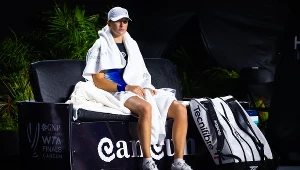 Z powodu opadów deszczu mecz Igi Świątek z Aryną Sabalenką został przerwany