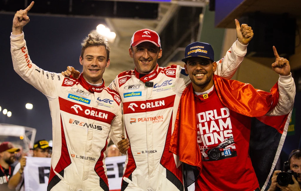 Robert Kubica i jego zespół triumfowali w WEC w kategorii LMP2. Po lewej Rui Andrade, a po prawej Louis Deletraz