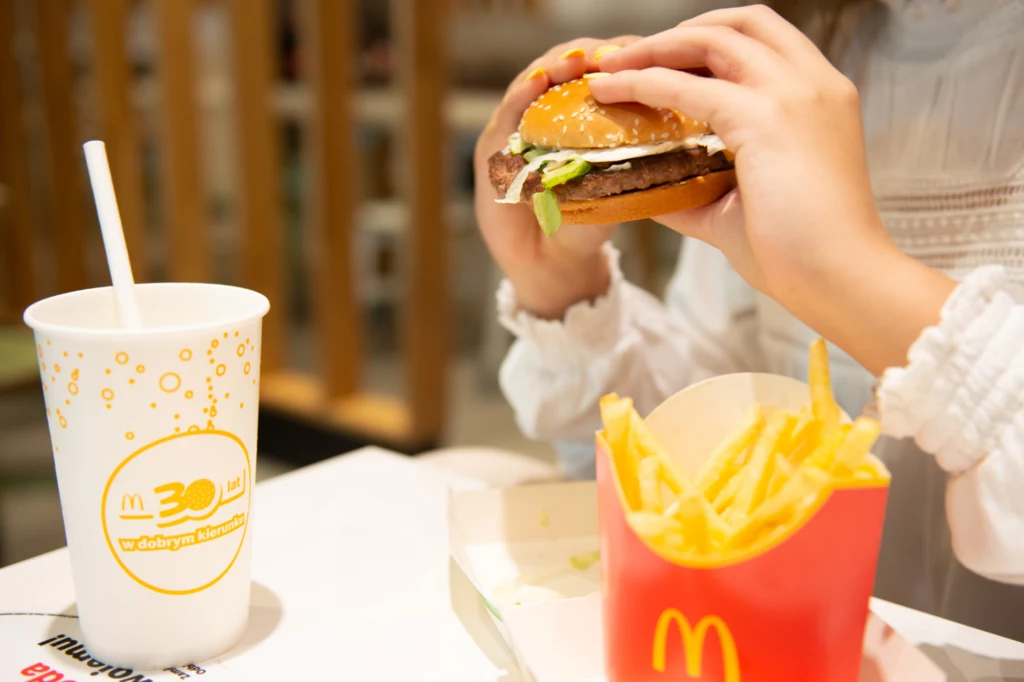 Tiktoker zapłacił ok. 16 dolarów za zestaw w popularnym fast foodzie