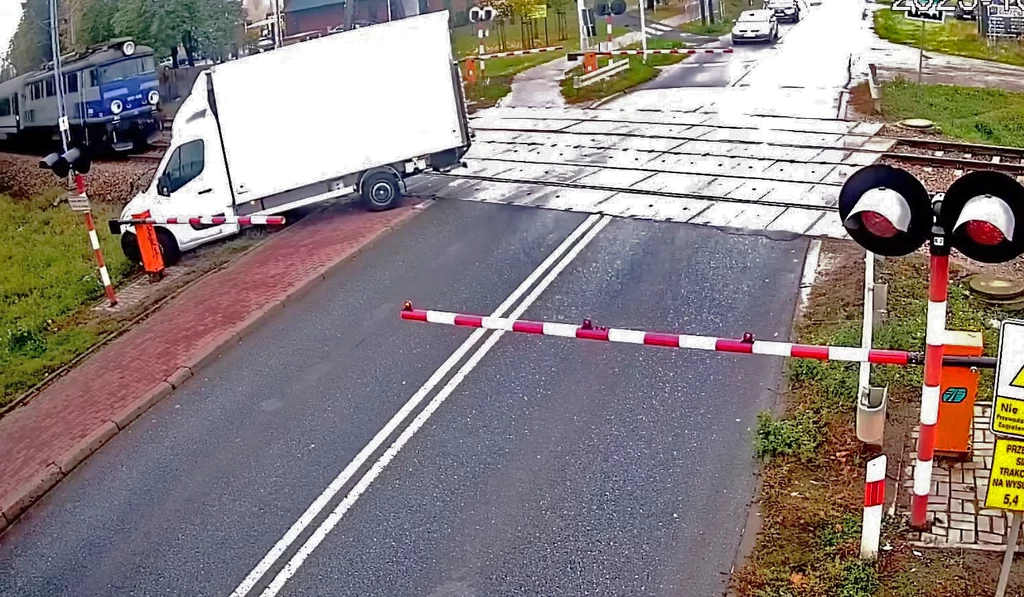 Kierowca tego dostawczaka miał czas i możliwość, aby bezpiecznie zjechać z drogi pociągu. Wolał jednak zrobić coś innego