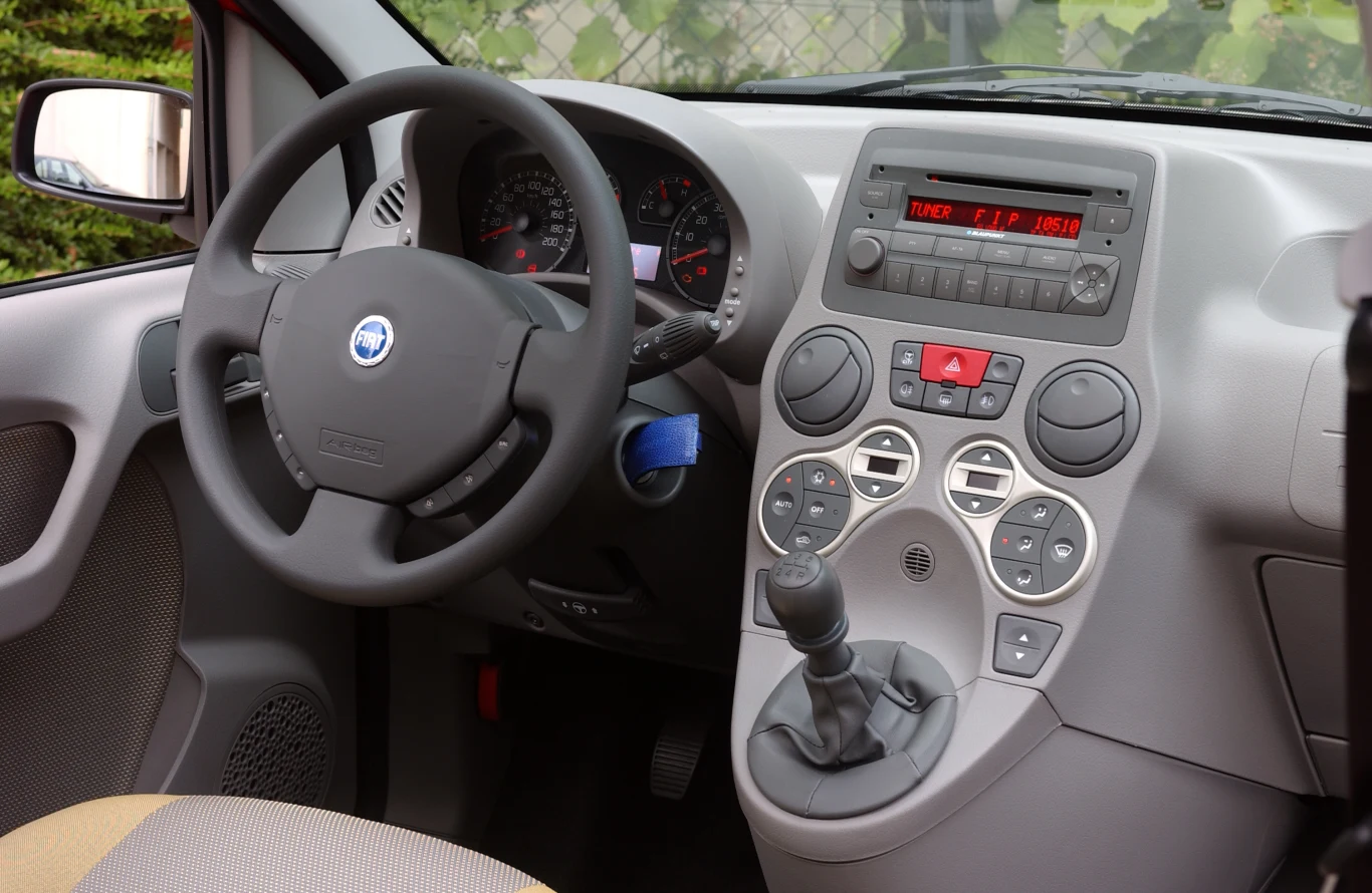 Kierowcy Pandy może przeszkadzać wysunięta część deski rozdzielczej Kierowcy Pandy może przeszkadzać wysunięta część deski rozdzielczej