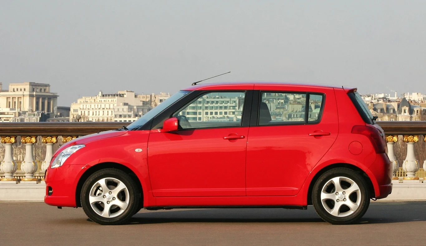 Suzuki Swift generacji produkowanej od 2005 roku to auto o atrakcyjnej stylizacji; dobrze jeździ nawet w podstawowej wersji 1.3 Suzuki Swift generacji produkowanej od 2005 roku to auto o atrakcyjnej stylizacji; dobrze jeździ nawet w podstawowej wersji 1.3