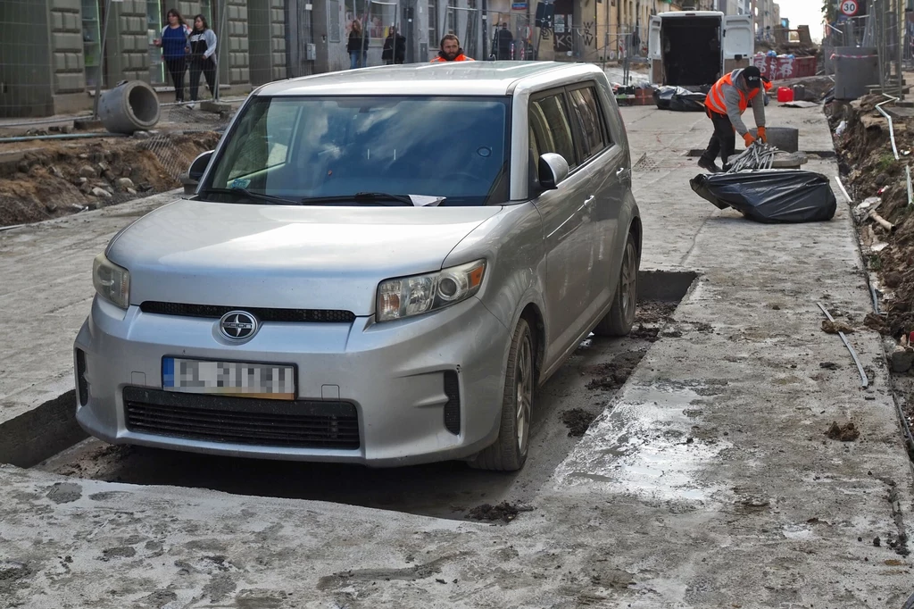 Otoczony betonem samochód w Łodzi to Scion xB - nieczęsty widok na polskich drogach