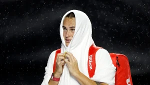 Aryna Sabalenka opuszczająca kort ze względu na opady deszczu
