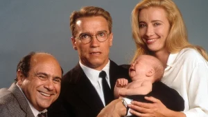 Danny DeVito, Arnold Schwarzenegger i Emma Thompson w filmie "Junior"