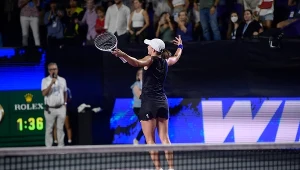 Radość Igi Świątek po ostatniej piłce w meczu z Aryną Sabalenką
