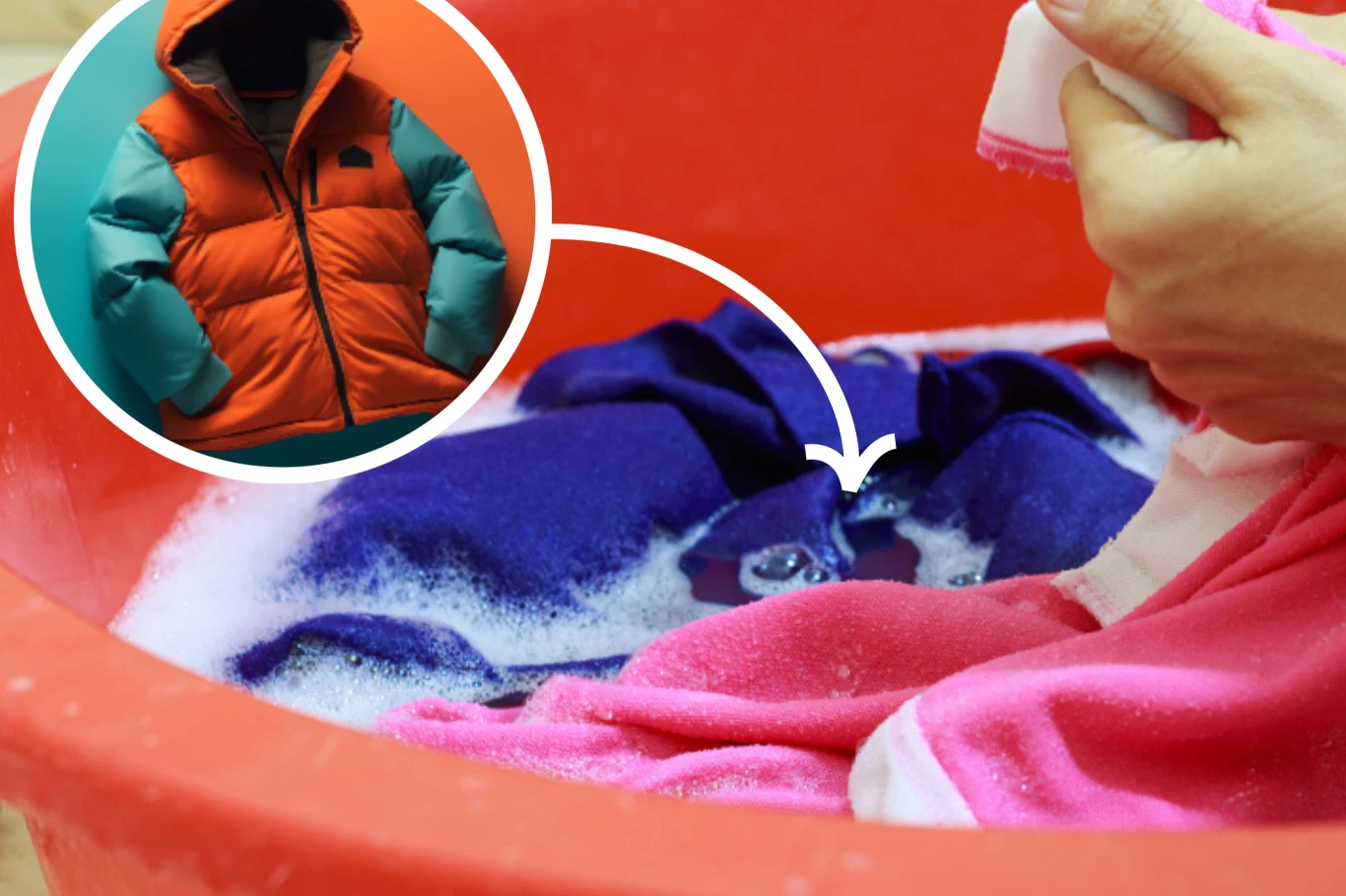 Kurtki puchowej wcale nie musisz prać w pralni ani ręcznie. Bez problemu odświeżysz ją również w pralce Kurtki puchowej wcale nie musisz prać w pralni ani ręcznie. Bez problemu odświeżysz ją również w pralce