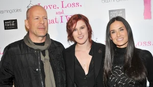 Bruce Willis i Demi Moore oraz ich najstarsza córka Rumer (w środku)