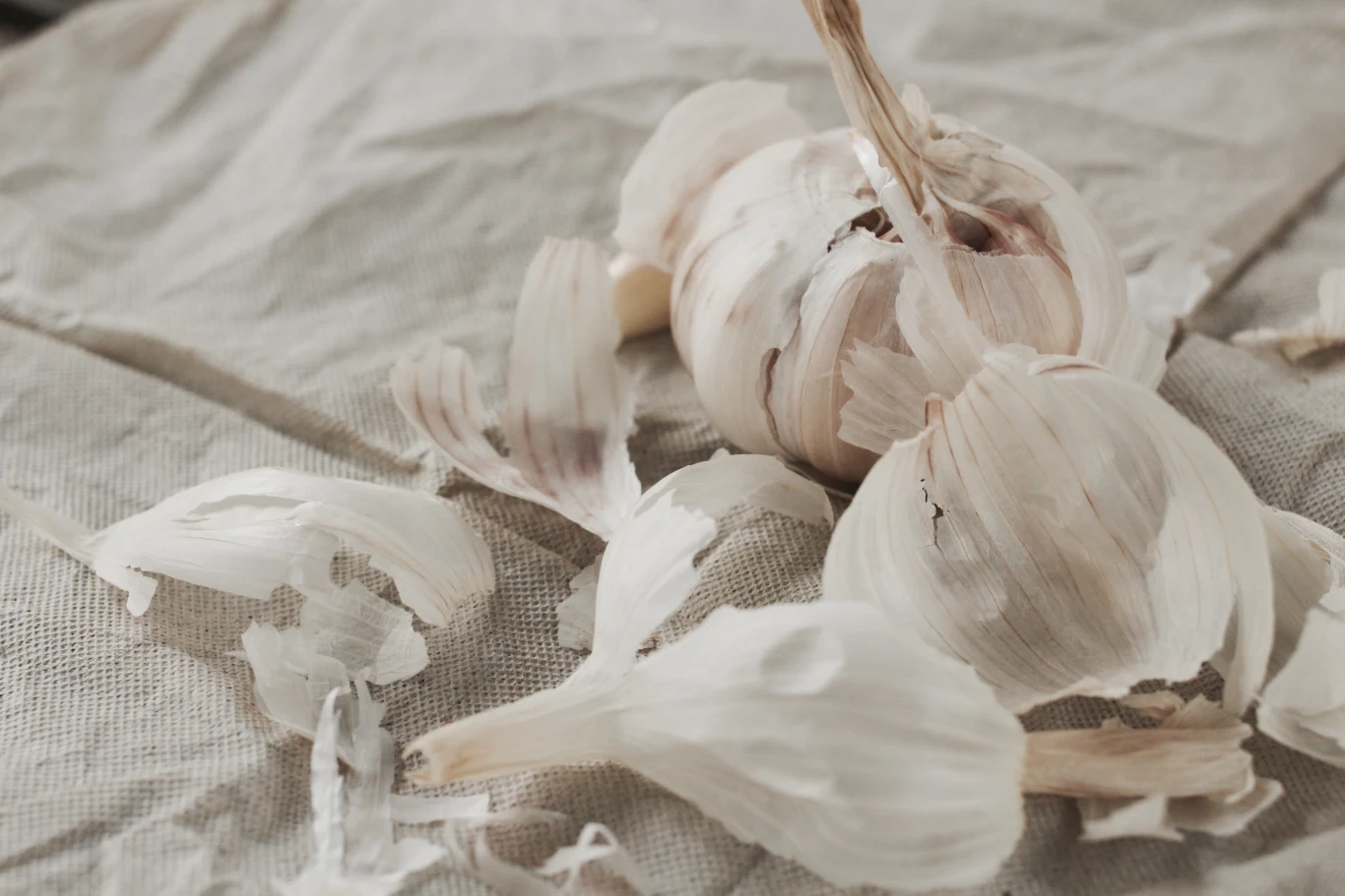 Czosnek pomoże nam uporać się z pierwszymi objawami przeziębienia. Jego zapach relaksuje i ułatwia zasypianie podczas walki z chorobą
