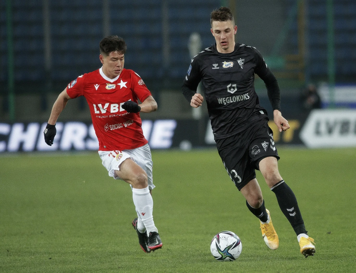 Krzysztof Kubica (z prawej) przeszedł z Górnika Zabrze do włoskiego Benevento Krzysztof Kubica (z prawej) przeszedł z Górnika Zabrze do włoskiego Benevento