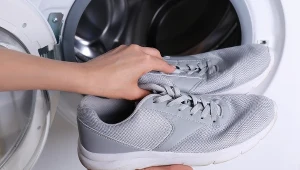 Pierzesz buty w pralce? Koniecznie włóż to do bębna