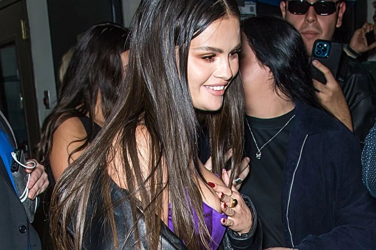 Selena Gomez po raz kolejny postawiła na jedną z najmodniejszych stylizacji Selena Gomez po raz kolejny postawiła na jedną z najmodniejszych stylizacji