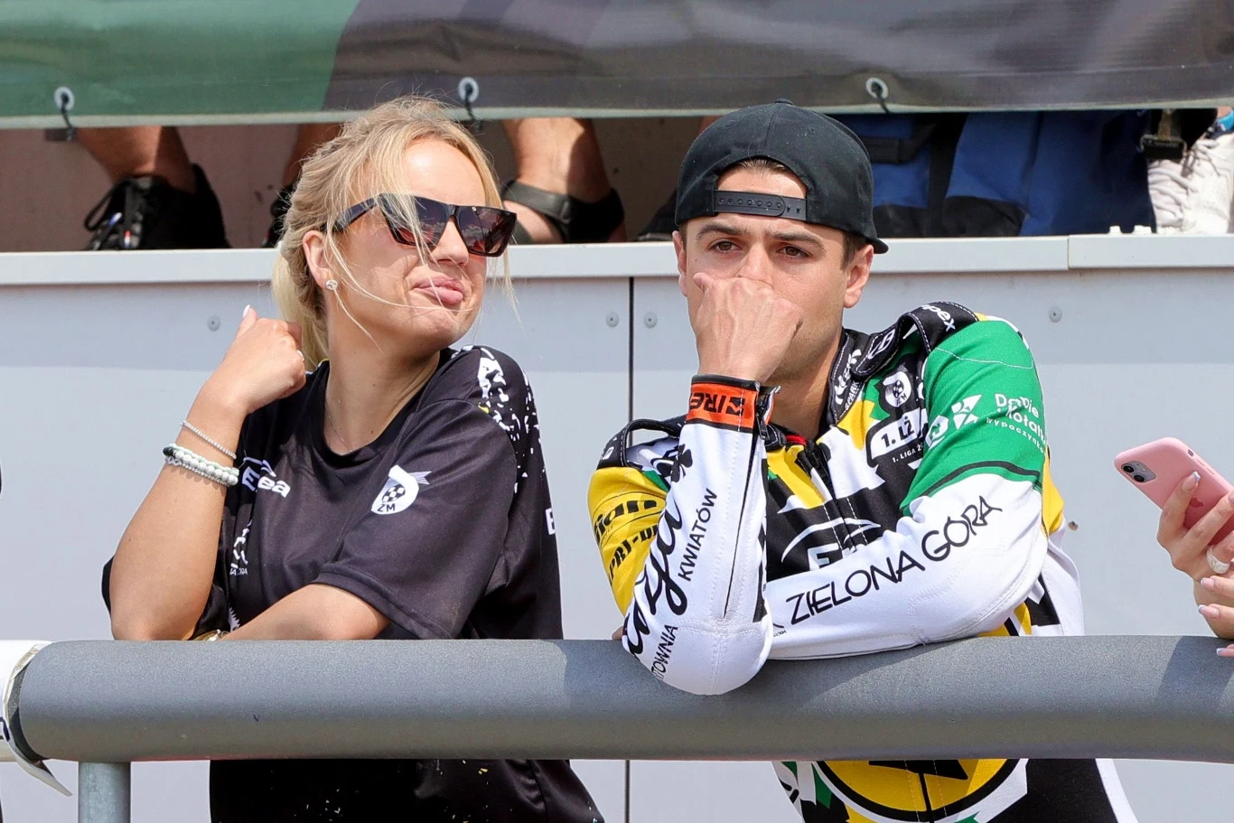 Luke Becker w roli widza.