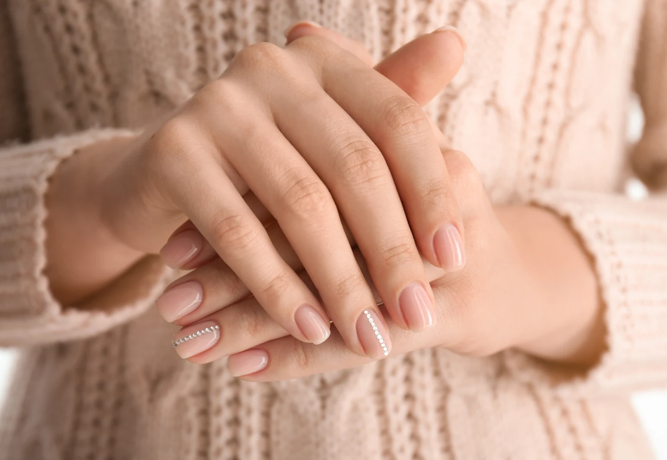 ​Manicure, który odmładza dłonie. 3 kolory idealne dla kobiet po pięćdziesiątce