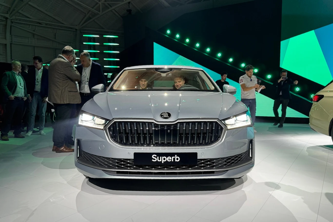 Nowa Skoda Superb czwartej generacji wyróżnia się charakterystyczną osłoną chłodnicy. Niektórym może przypominać BMW Serii 5 (G60)