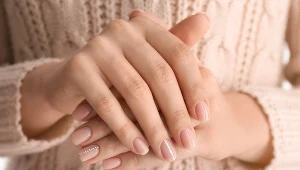 ​Manicure, który odmładza dłonie. 3 kolory idealne dla kobiet po 50-tce