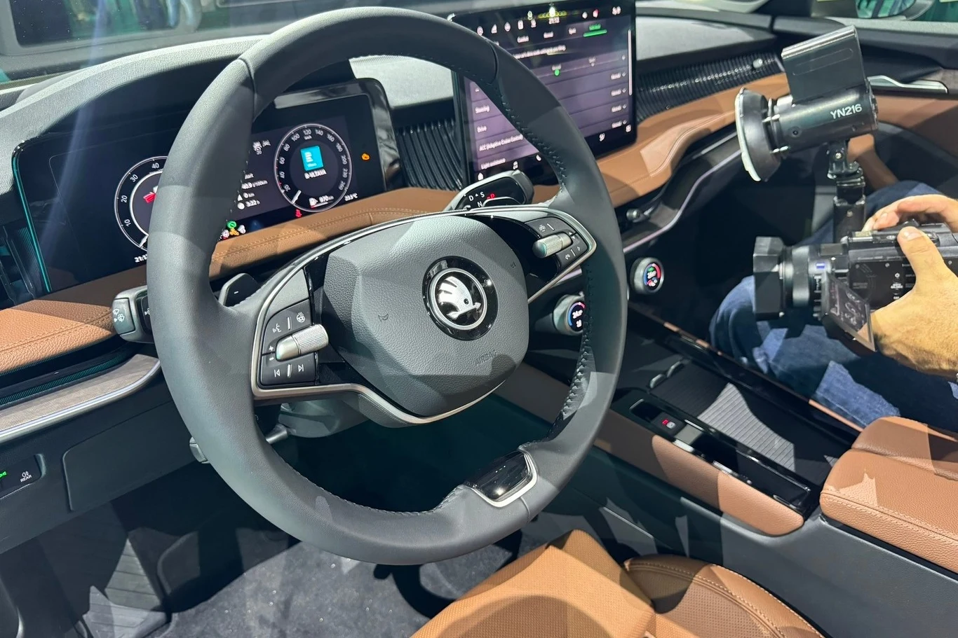 Wnętrze nowego Superba nie zostało pozbawione fizycznych pokręteł do sterowania klimatyzacją. Smart Dials mają wbudowany wyświetlacz i są wielofunkcyjne