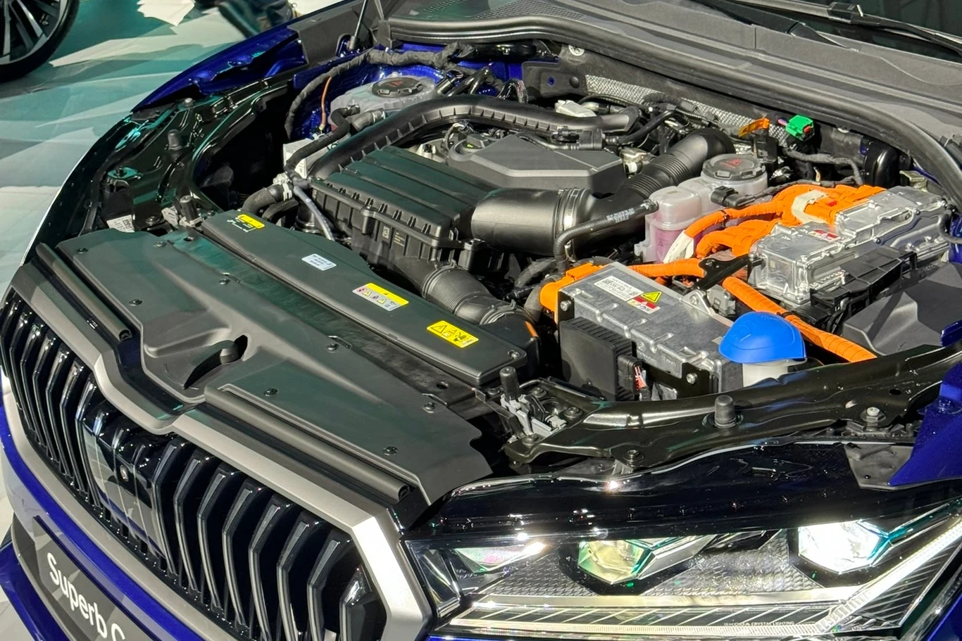 Nowa Skoda Superb oferuje silniki benzynowe 1.5 i 2.0 TSI, a także jednostkę Diesla 2.0 TDI. Na zdjęciu wersja PHEV wspomagana przez silnik elektryczny