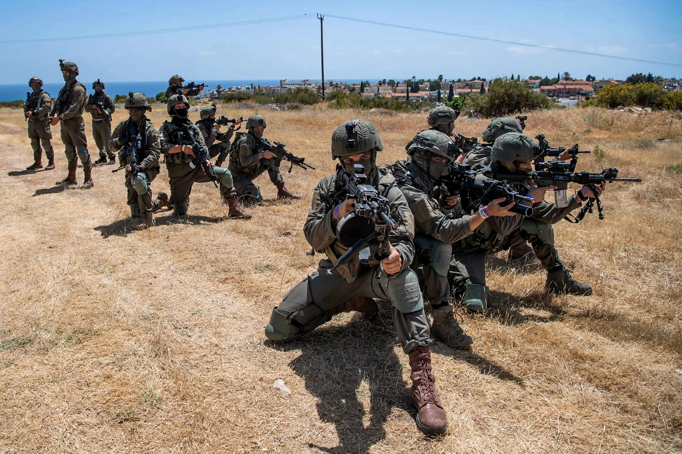 Izrael nie podpisał układu o nierozprzestrzenianiu broni jądrowej, a przy tym jest przeciwnikiem ustanowienia Bliskowschodniej Strefy Wolnej od Broni Masowego Rażenia, wiedząc, że uderzyłaby w jego arsenał