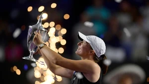 Iga Świątek z pucharem za wygranie WTA Finals