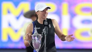 Iga Świątek wraz z trofeum za zwycięstwo w WTA Finals