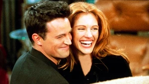 Matthew Perry z Julią Roberts w scene z "Przyjaciół"