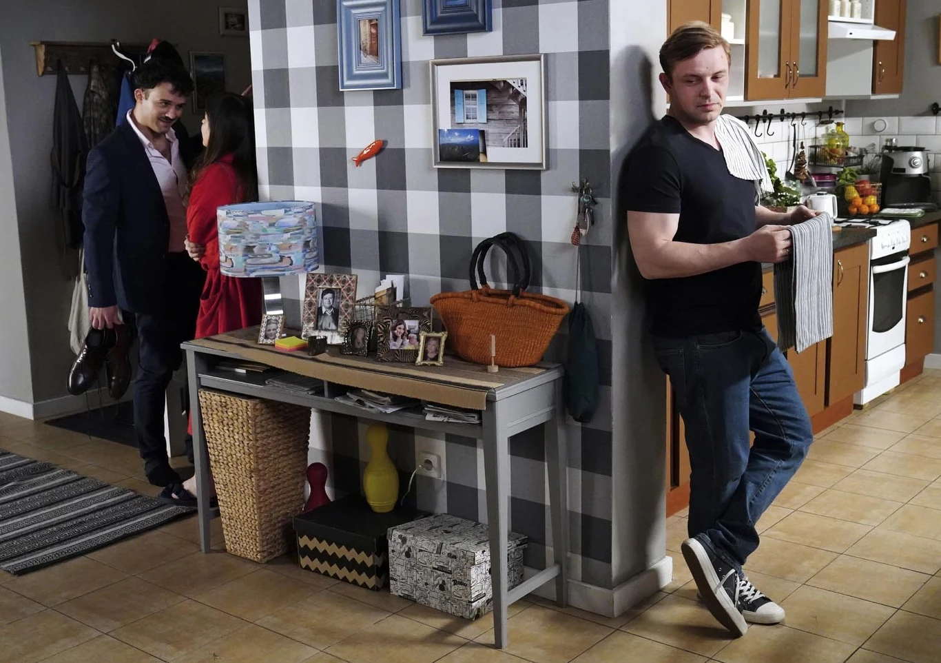 "Półnagi facet w naszym salonie?" - zakpi Pyrka i przypomni siostrze, że w domu są dzieci