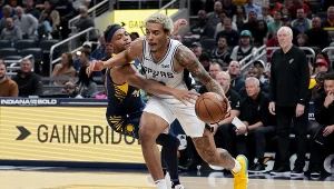 Jeremy Sochan (z piłką)