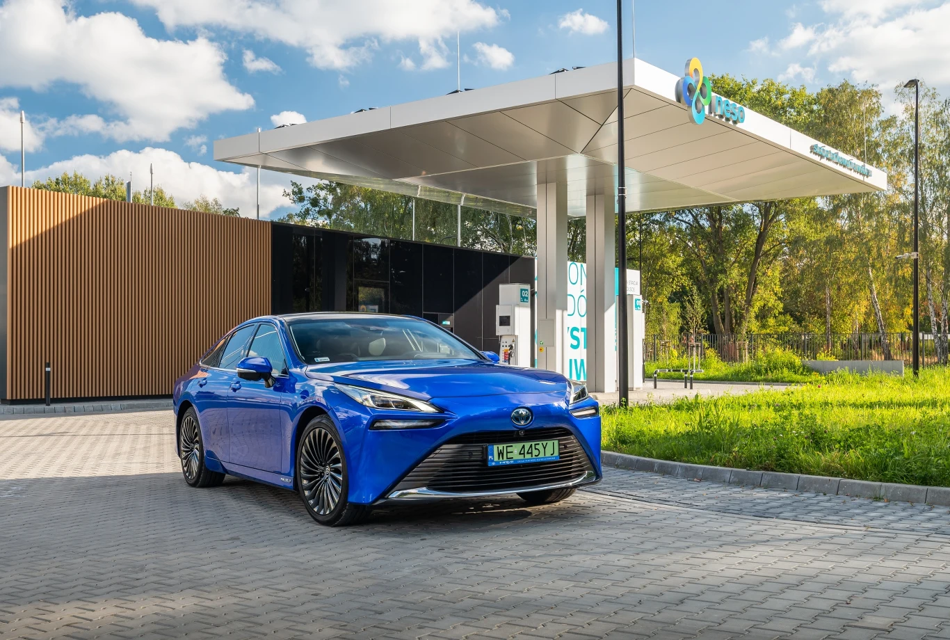 Toyota Mirai na stacji tankowania wodoru NESO Toyota Mirai na stacji tankowania wodoru NESO