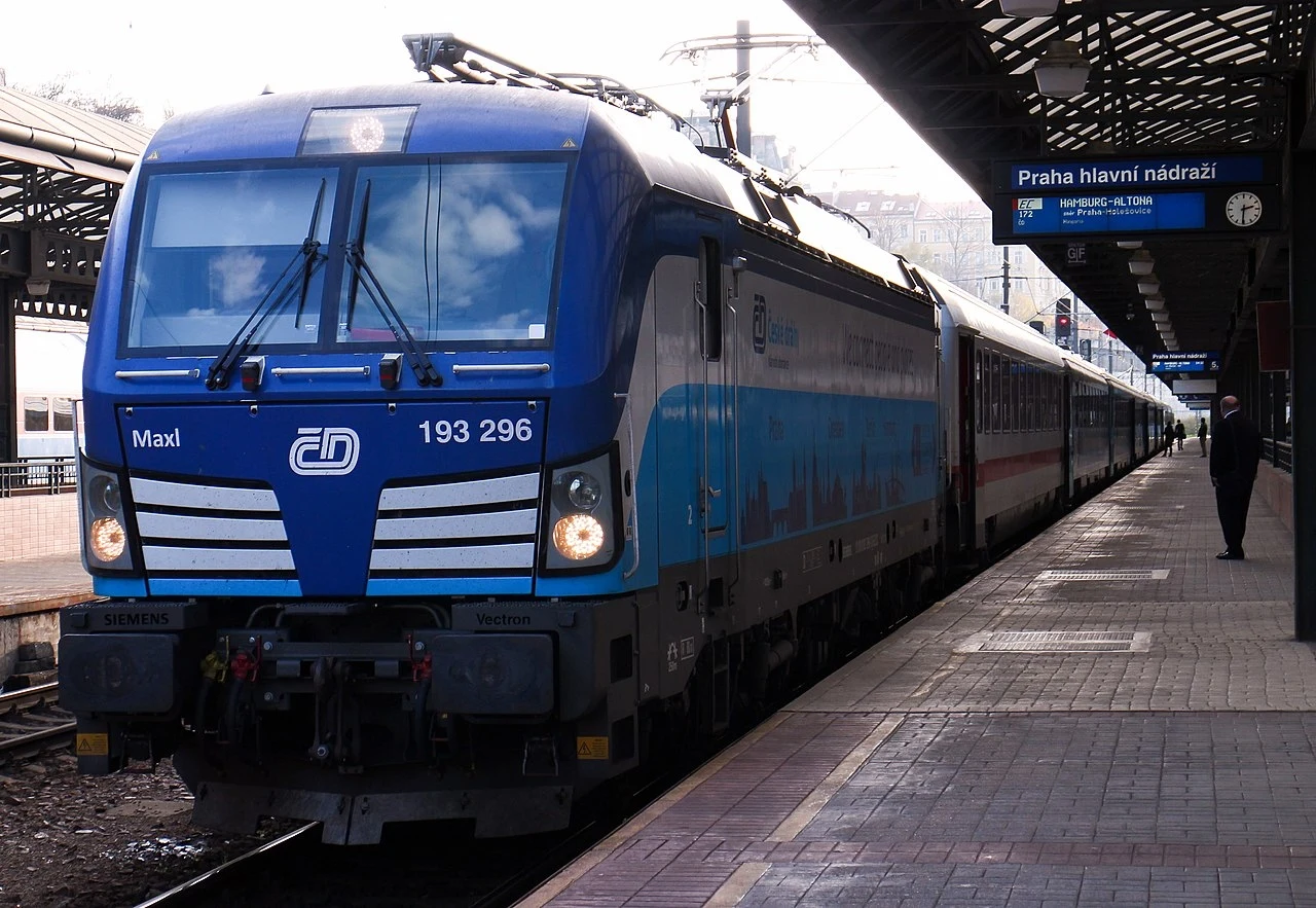 Lokomotywa ELL 193 296 „Vectron” na Dworcu Głównym w Pradze. Lokomotywa ELL 193 296 „Vectron” na Dworcu Głównym w Pradze.