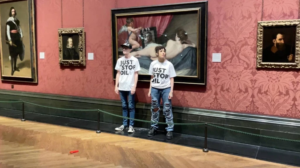 W poniedziałek w National Gallery w Londynie aktywiści z Just Stop Oil rozbili młotkami oprawę obrazu "Wenus z lustrem" autorstwa Diego Velazqueza