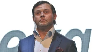 Sprzedał akcje, dał kasę na „Wesele”, a teraz wraca budować