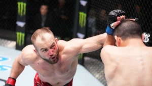 Mateusz Rębecki (z lewej) i jego rywal w debiucie w UFC, Nick Fiore