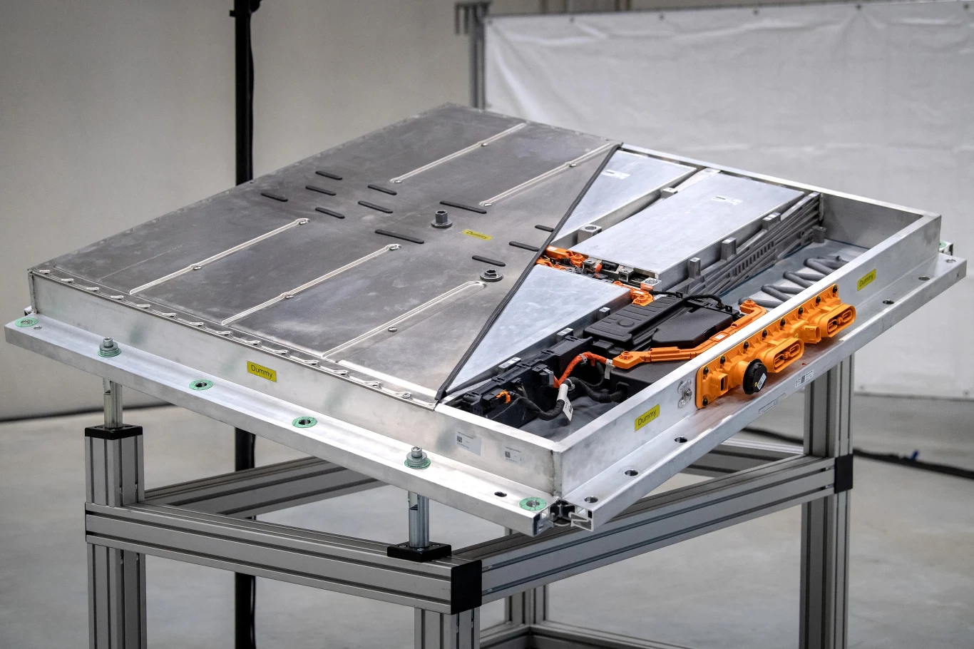 Akumulator samochodu elektrycznego to najdroższy element całego pojazdu Samochodowy akumulator zawiera kilkadziesiąt kilogramów rzadkich pierwiastków
