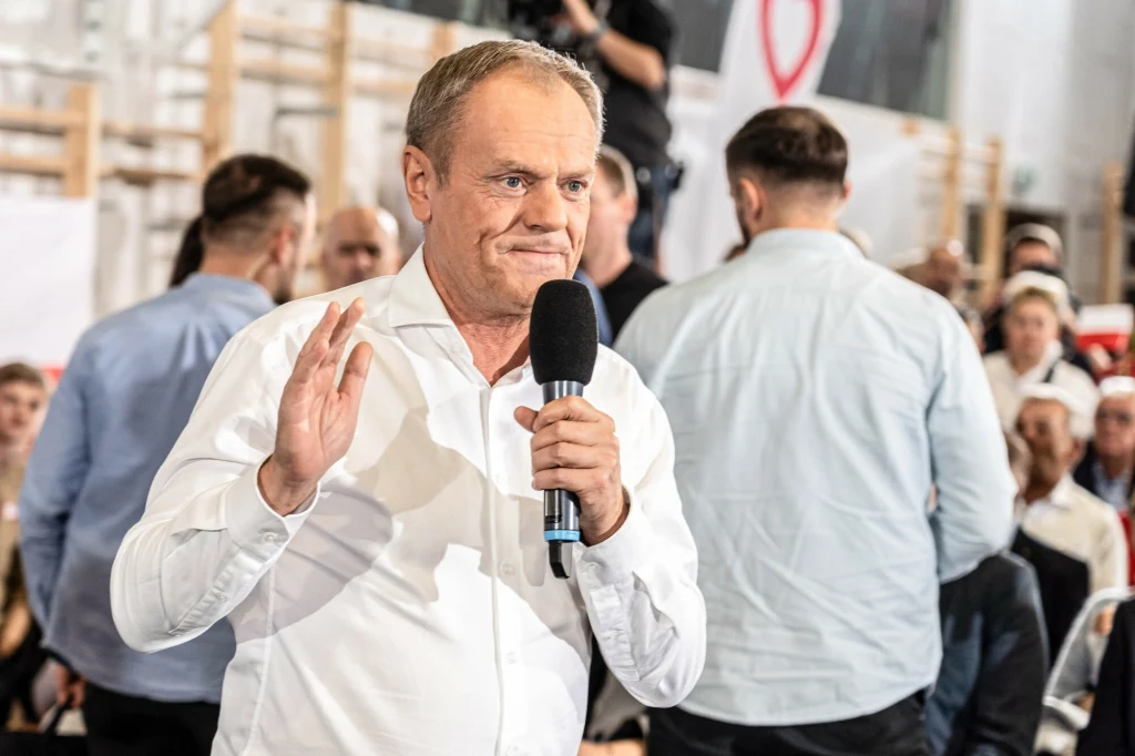 Donald Tusk podczas wizyty na Jagodnie. Przed spotkaniem z wyborcami popełnił błąd, który mógłby go słono kosztować