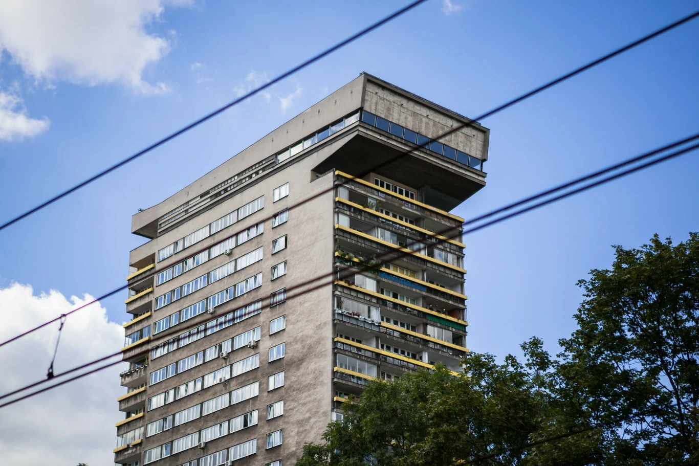 Blok przy Smolnej 8 w Warszawie ukończono budować w 1976 r. 