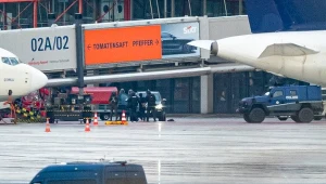 Uzbrojony mężczyzna wjechał w sobotę na płytę lotniska w Hamburgu