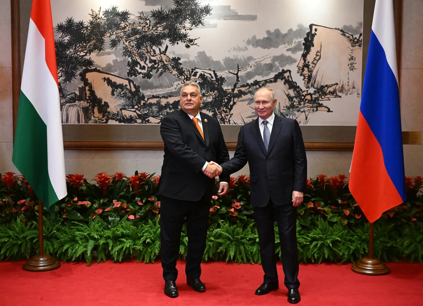 Viktor Orban oraz Władimir Putin podczas październikowego spotkania w Pekinie Viktor Orban oraz Władimir Putin podczas październikowego spotkania w Pekinie