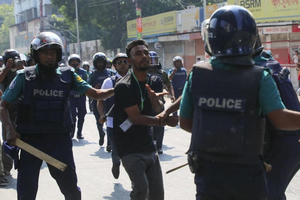 Policja tłumi protesty pracowników odzieżowych w Bangladeszu Policja tłumi protesty pracowników odzieżowych w Bangladeszu
