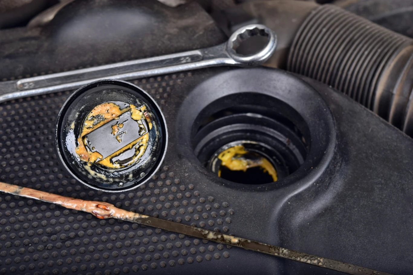 "Masło" pod korkiem wlewu oleju może pojawić się również w sprawnym samochodzie "Masło" pod korkiem wlewu oleju może pojawić się również w sprawnym samochodzie