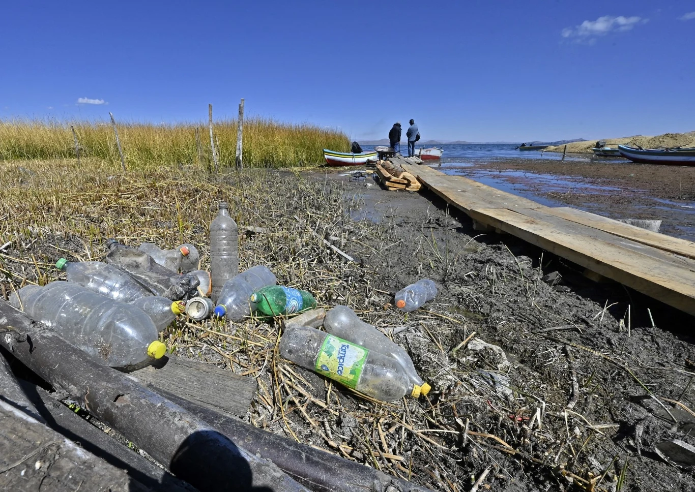 Susza odsłoniła tony śmieci w jeziorze Titicaca Susza odsłoniła tony śmieci w jeziorze Titicaca