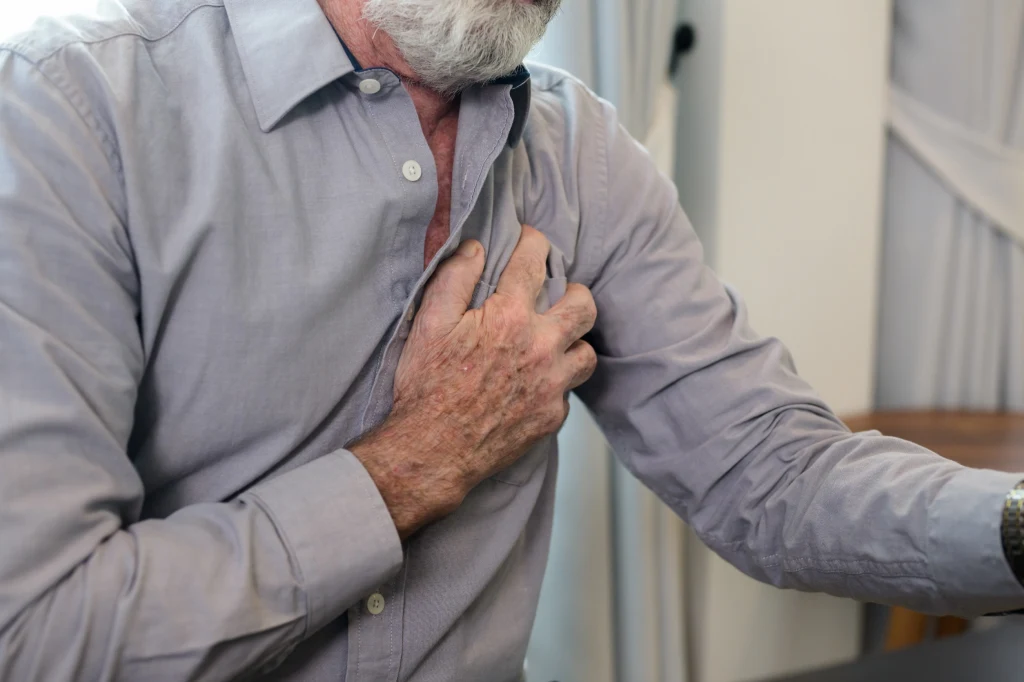 Uporczywe objawy arytmii, takie jak bóle w klatce piersiowej, zawroty głowy i zasłabnięcia, są wskazaniem do wykonania ablacji