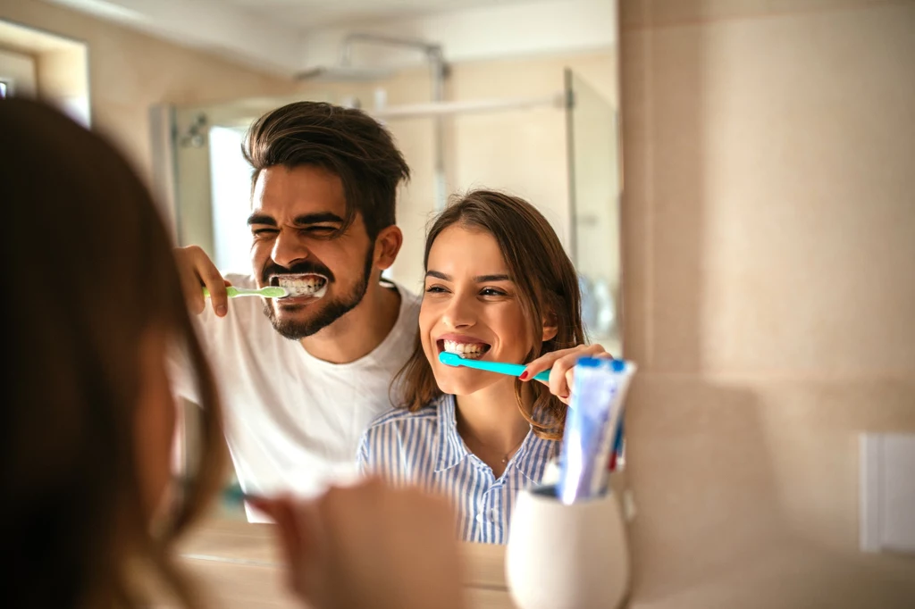 Czy warto zaczynać poranek od mycia zębów?