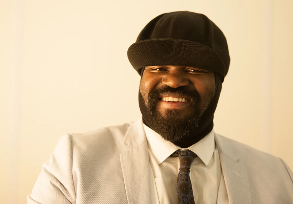 Gregory Porter nigdy nie ściąga czapki. Kryje się za tym tajemnica z dzieciństwa