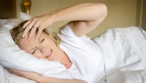 Ból głowy po przebudzeniu może mieć wiele przyczyn. Może mieć związek z tym, co robisz w nocy - np. zgrzytaniem zębów czy chrapaniem