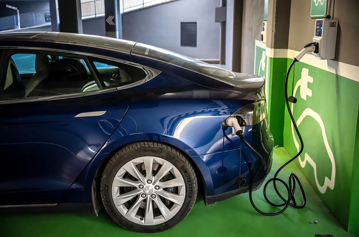 Ładowanie elektryka w bloku to wciąż powód do wielu sporów