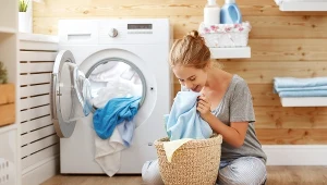 Zamiast płacić za perfumy do prania, zrób je samodzielnie. Wystarczy kilka złotych